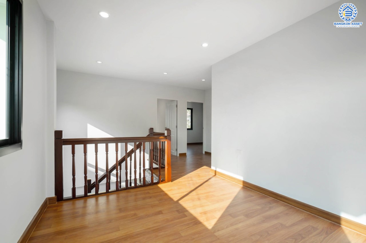 บ้านมือสองตกแต่งใหม่ ทำเลใจกลางเมือง ม.บ้านประชาชื่น ประชาชื่น-สามัคคี เนื้อที่ 63 ตร.ว. ฟังก์ชันจัดเต็ม 5 ห้องนอน 2 ห้องน้ำ 2 ที่จอดรถ บนทำเลเดินทางสะดวก เชื่อมต่อหลายเส้นทาง ใกล้เดอะมอลล์งามวงศ์วาน เซ็นทรัลแจ้งวัฒนะ ทางด่วน และรถไฟฟ้า (สายสีชมพู)